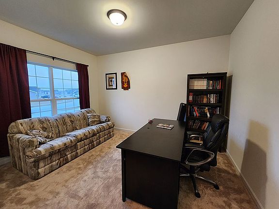 4th image of 933 Crestwood Ln