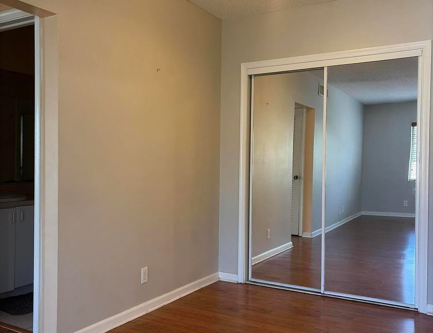 2 bed, 1.5 bath, 875 sqft, $1,800 — Photo 3