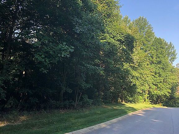 3rd image of 904 Buckthorne Ct