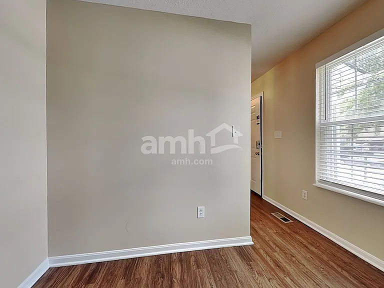700 Thornton Dr — Photo 7
