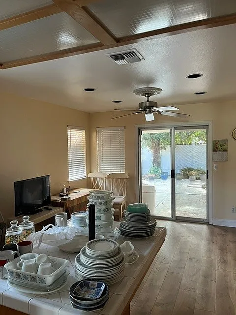 5 bed, 1800 sqft, $2,700 — Photo 3