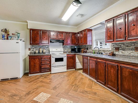 5th image of 2421 Herbert Dr
