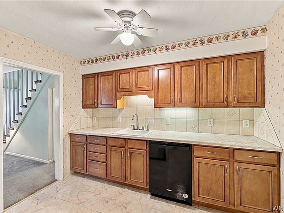 5th image of 138 Louis St