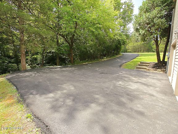 4th image of 3107 Thoroughbred Ct