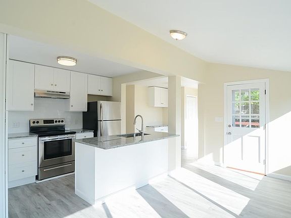 5th image of 305 Essex Ave