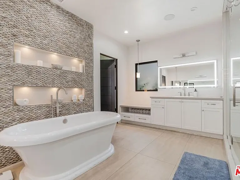 17520 Embassy Dr — Photo 37