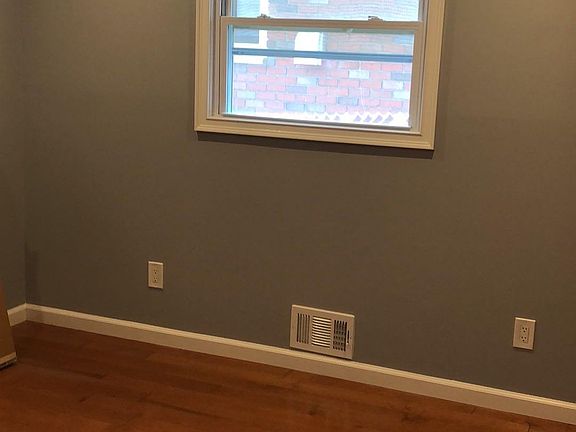 3rd image of 219 Tysens Ln