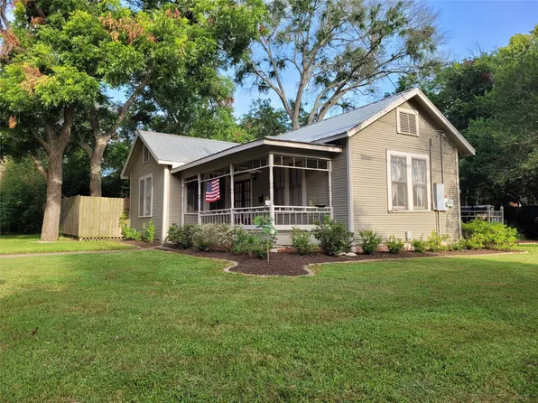 105 E Germania St, Brenham, TX 77833