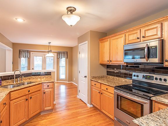 3rd image of 10085 Cedarwood Dr