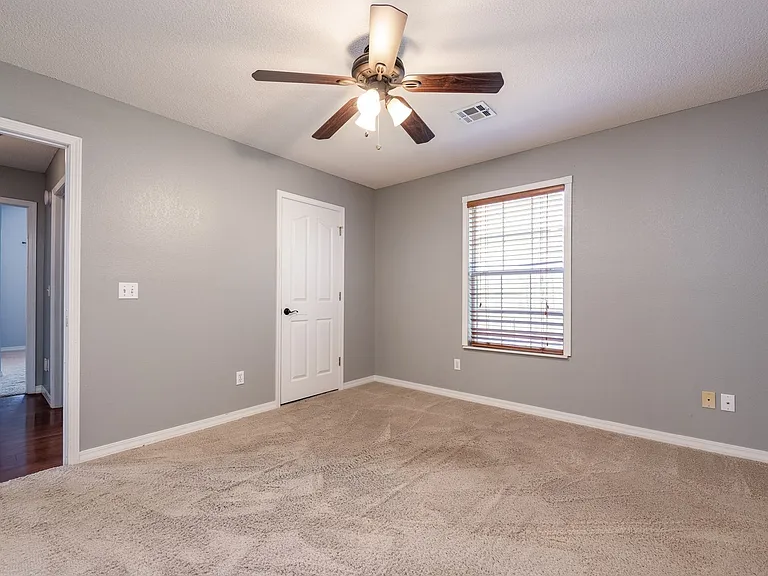2705 SE 6th St — Photo 10