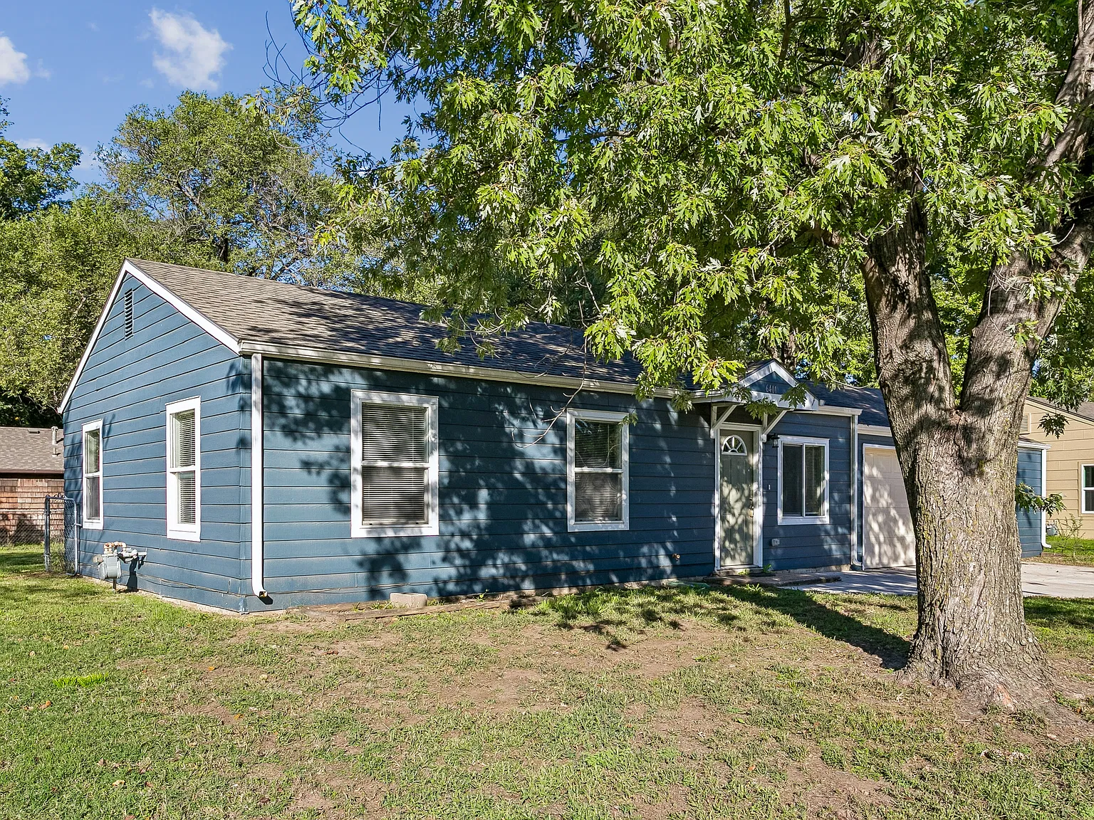 3 bed, 840 sqft, $1,345 — Photo 2