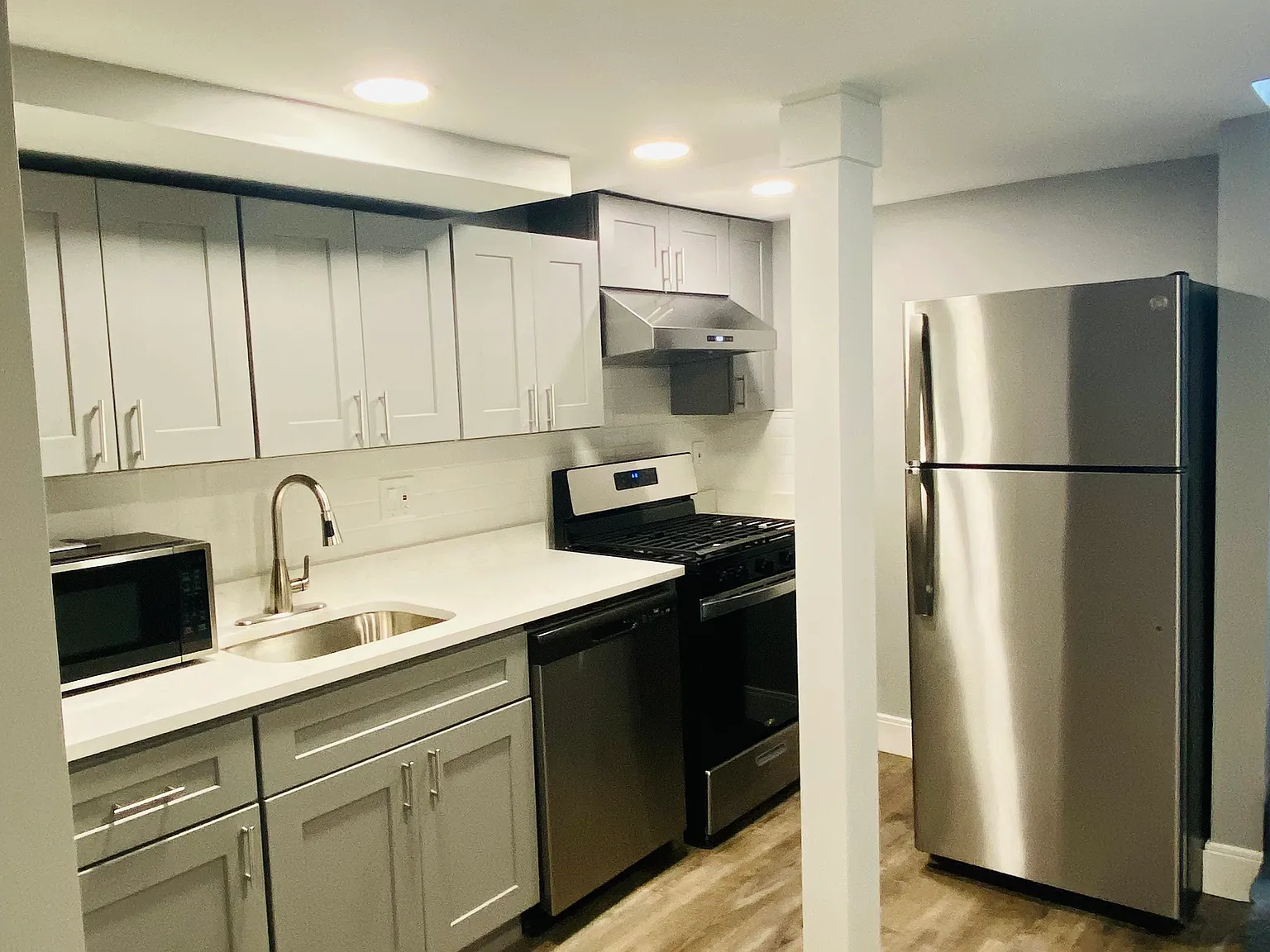 2 bed, 750 sqft, $2,400 — Photo 2