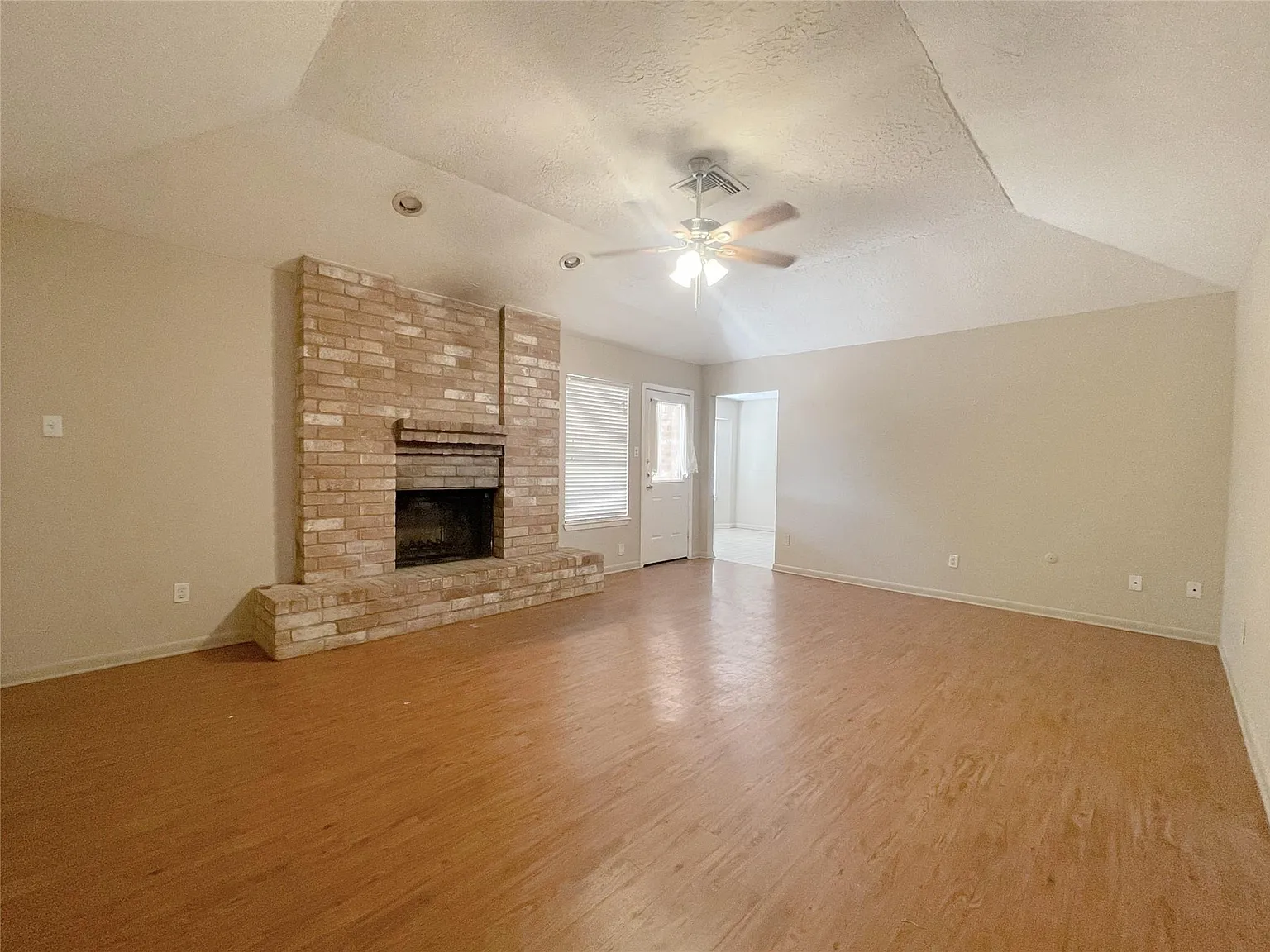 3 bed, 2.0 bath, 1551 sqft, $1,975 — Photo 2