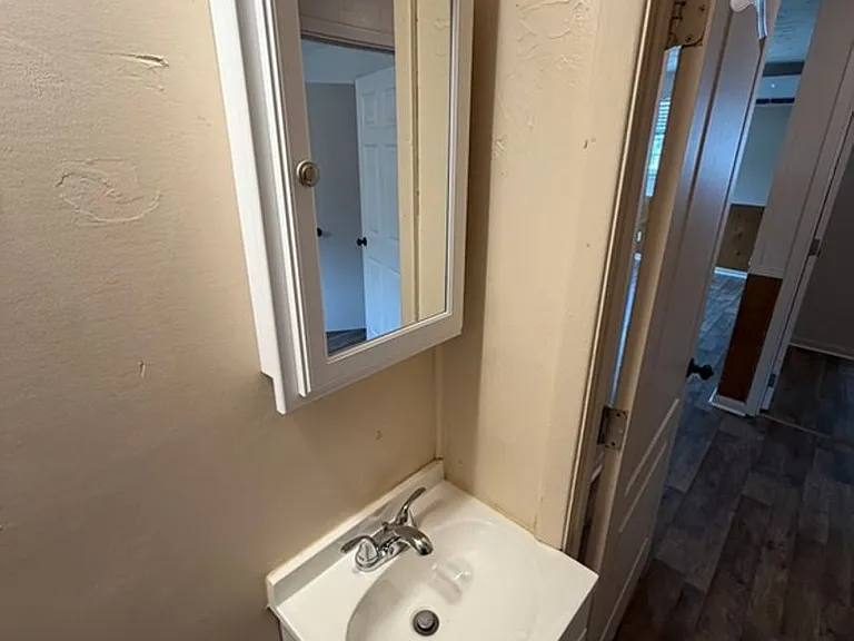 1906 Russell Ave — Photo 7