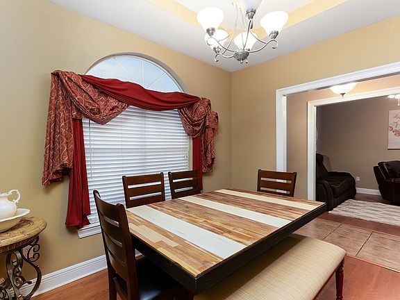 5th image of 39 Hidden Hills Dr W