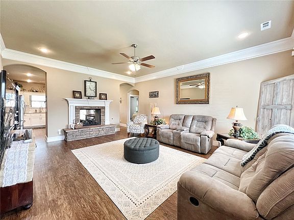 4th image of 940 Bob Glen Cir