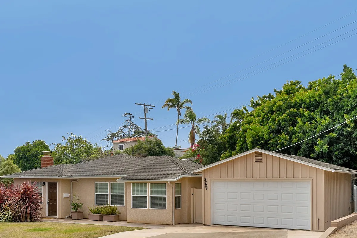 Single Level Family House — Photo 1