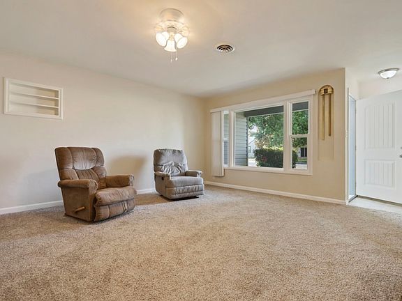 5th image of 523 Tamarack Dr