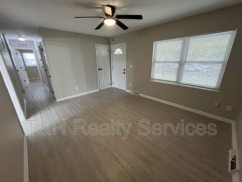 3 bed, 1.0 bath, 925 sqft, $1,300 — Photo 3