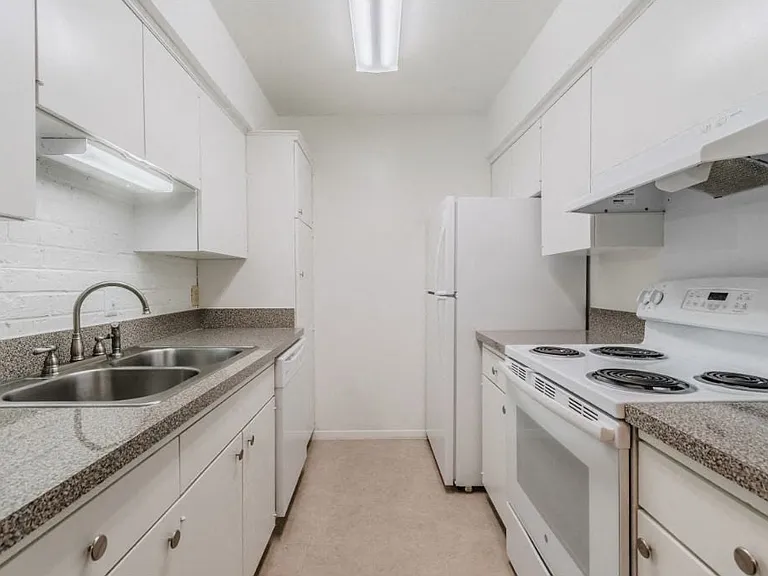 Shenandoah Apartments — Photo 12