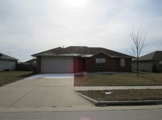 121 Ledgestone Dr, Rogersville, MO 65742