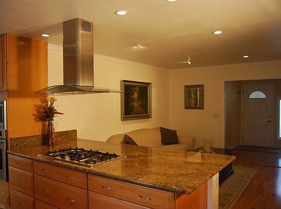  Breakfast bar andFamily room