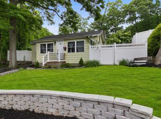 94 Locust Dr, Rocky Point, NY 11778