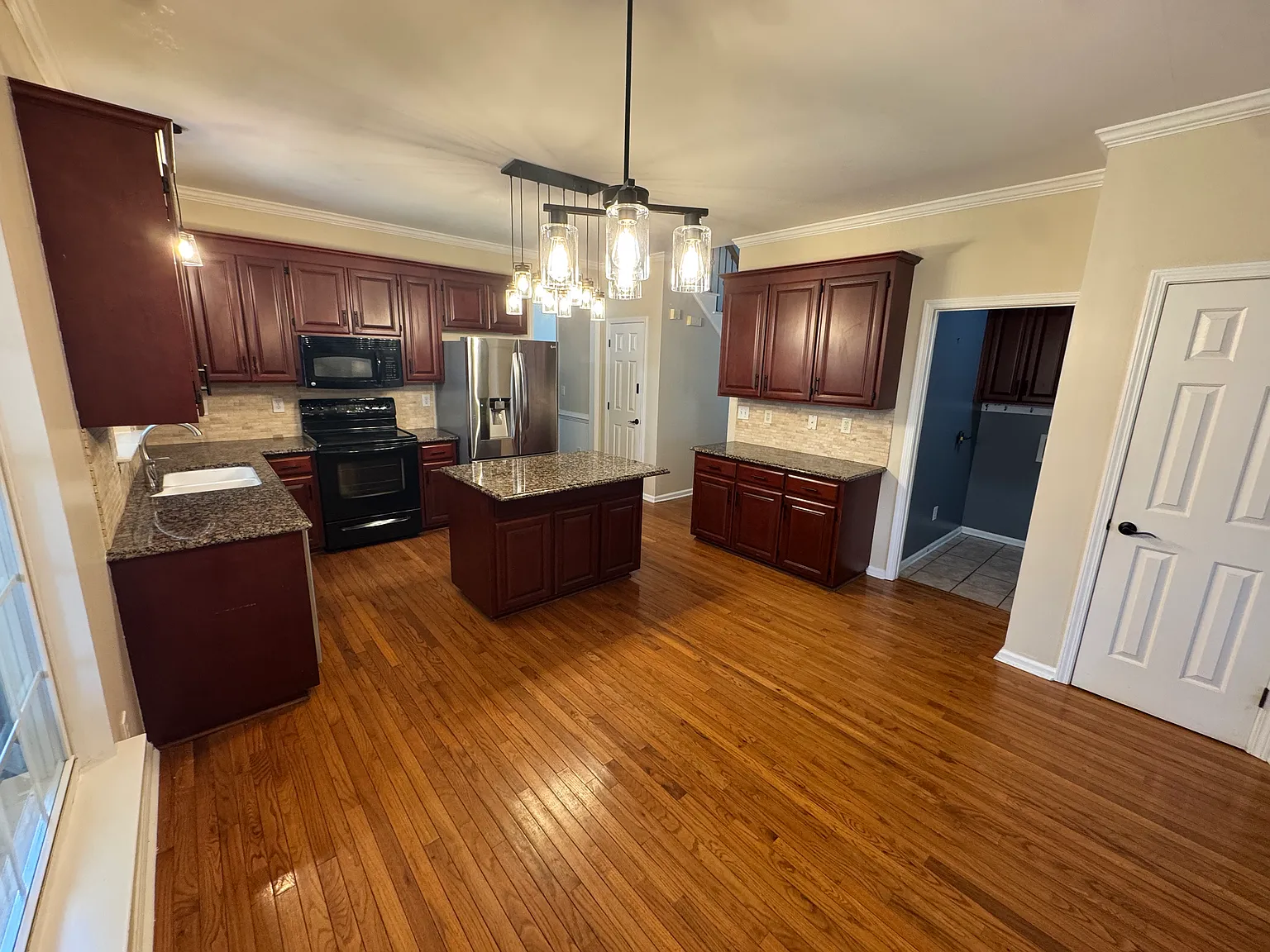 5 bed, 2.5 bath, 2848 sqft, $3,250 — Photo 4
