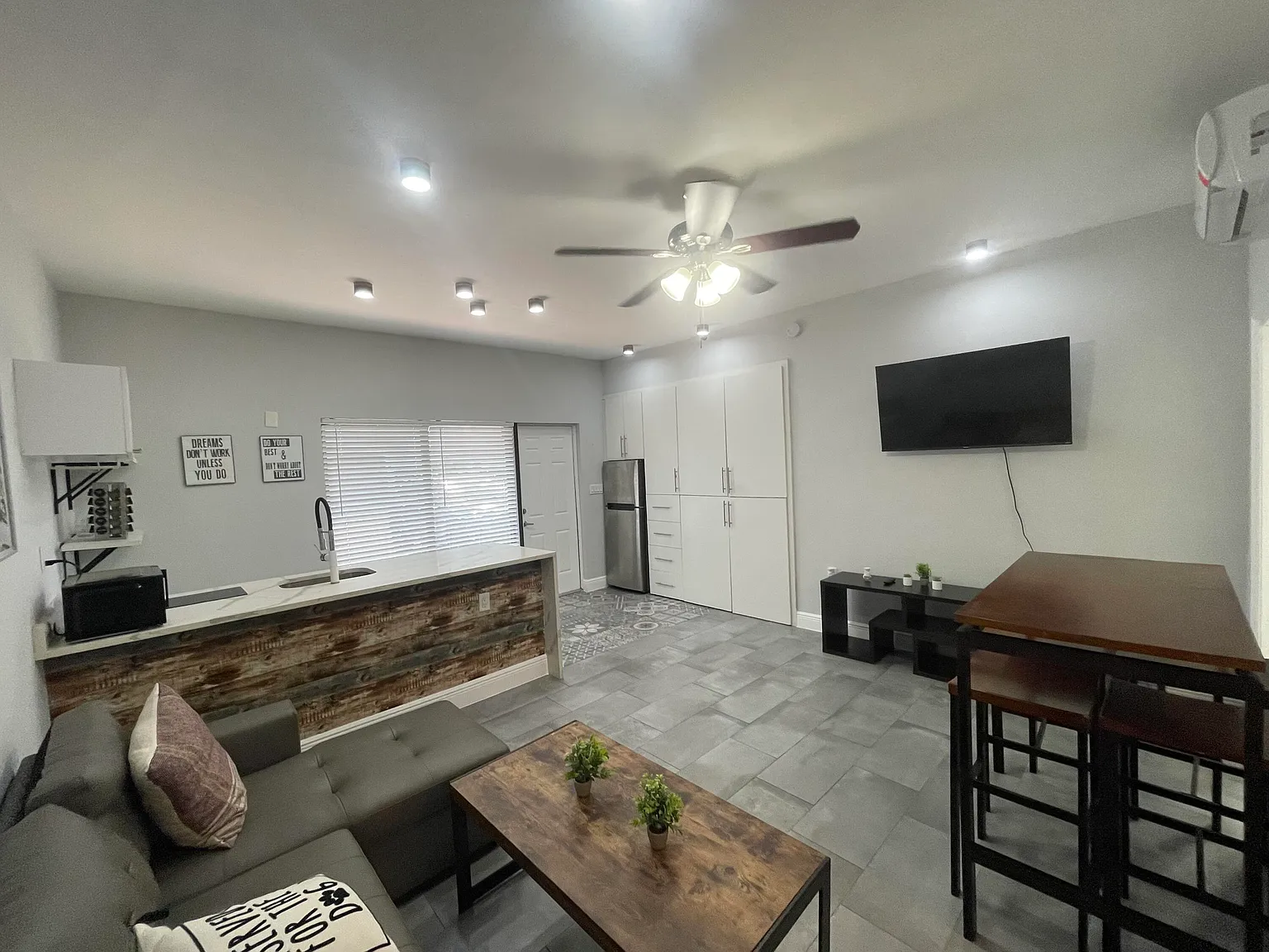 1 bed, 1.0 bath, 600 sqft, $1,800 — Photo 2