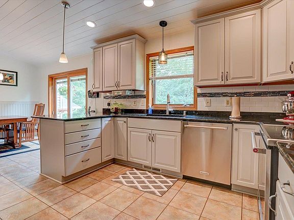 5th image of 2772 Esquire Dr