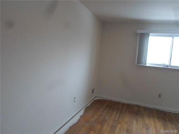 4th image of 27350 Fairfax St