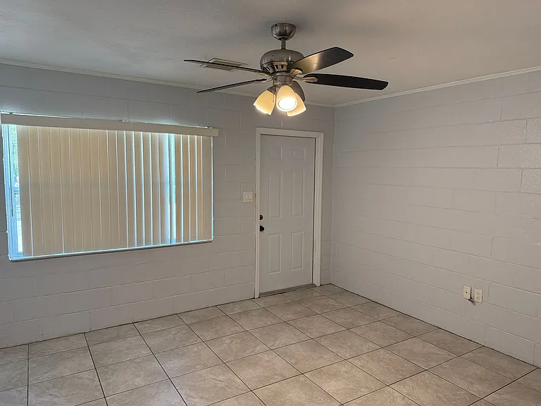 1009 McCormack St — Photo 3