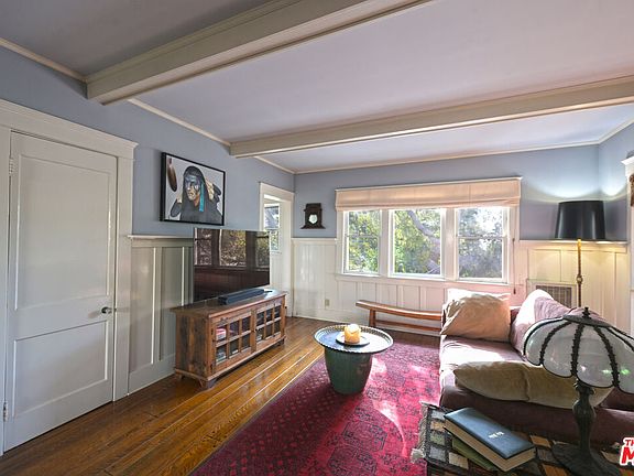 5th image of 2634 N Beachwood Dr