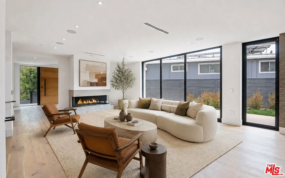 5 bed, 6.0 bath, 5111 sqft, $37,500 — Photo 4