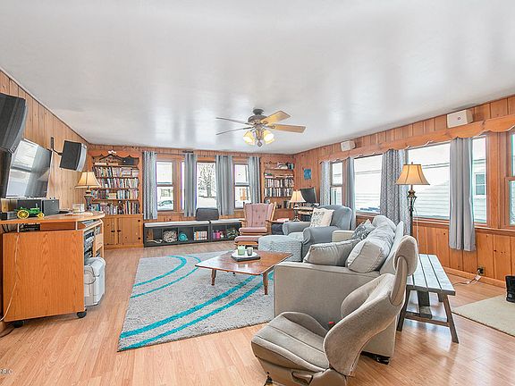 5th image of 2132 Melita Ave NE