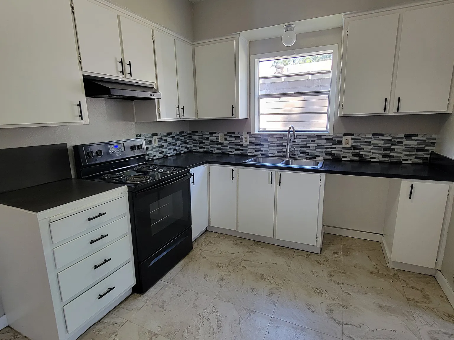 3 bed, 1100 sqft, $1,395 — Photo 3