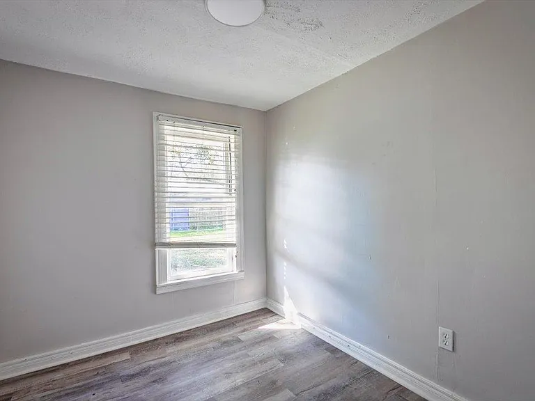 541 New Berlin Rd — Photo 17