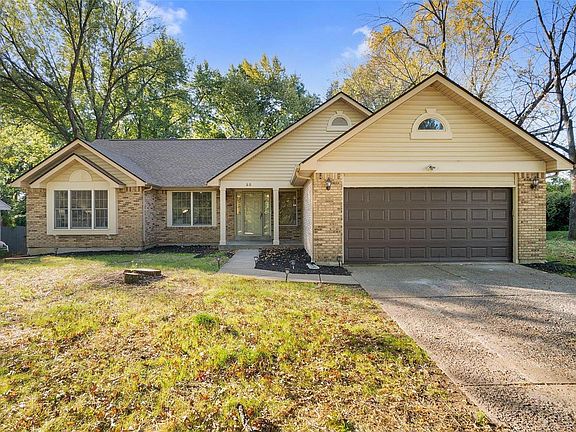 3rd image of 32 Nob Hill Dr