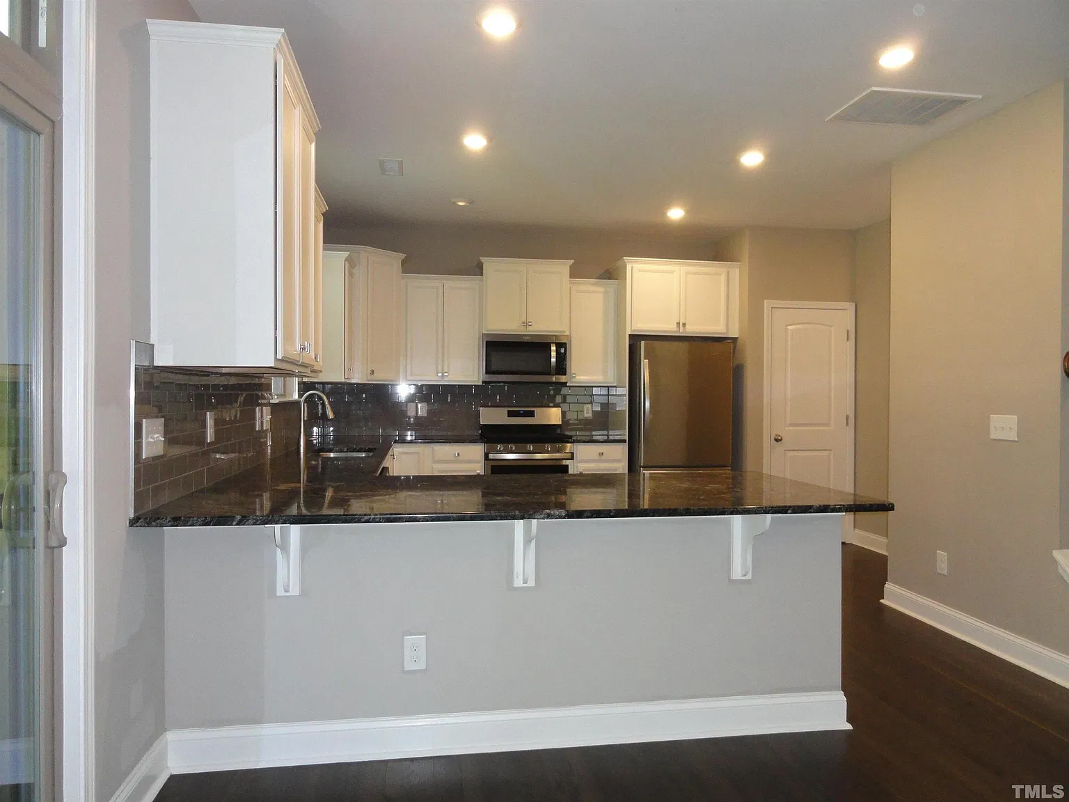 3 bed, 2.5 bath, 2300 sqft, $2,100 — Photo 4