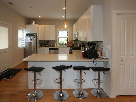 5th image of 3609 N Lakewood Ave APT 2N