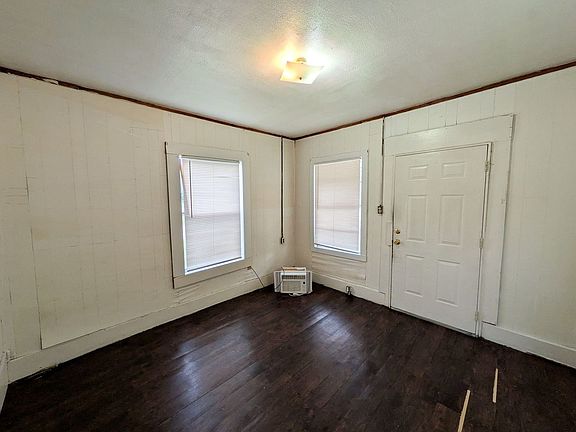 3rd image of 810 Peach Ave