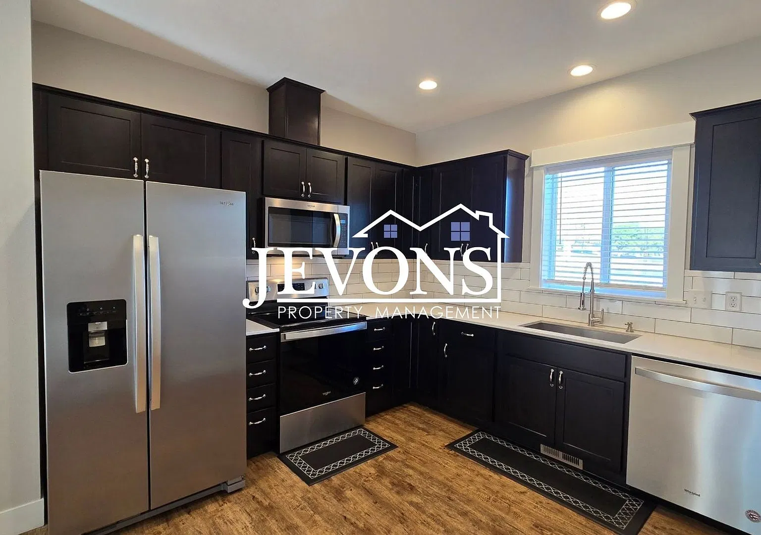 Spacious 3-Bed Townhouse in Yakima In-Unit Washer/Dryer, 1-Car Garage & 2 Outdoor Spots — Photo 1