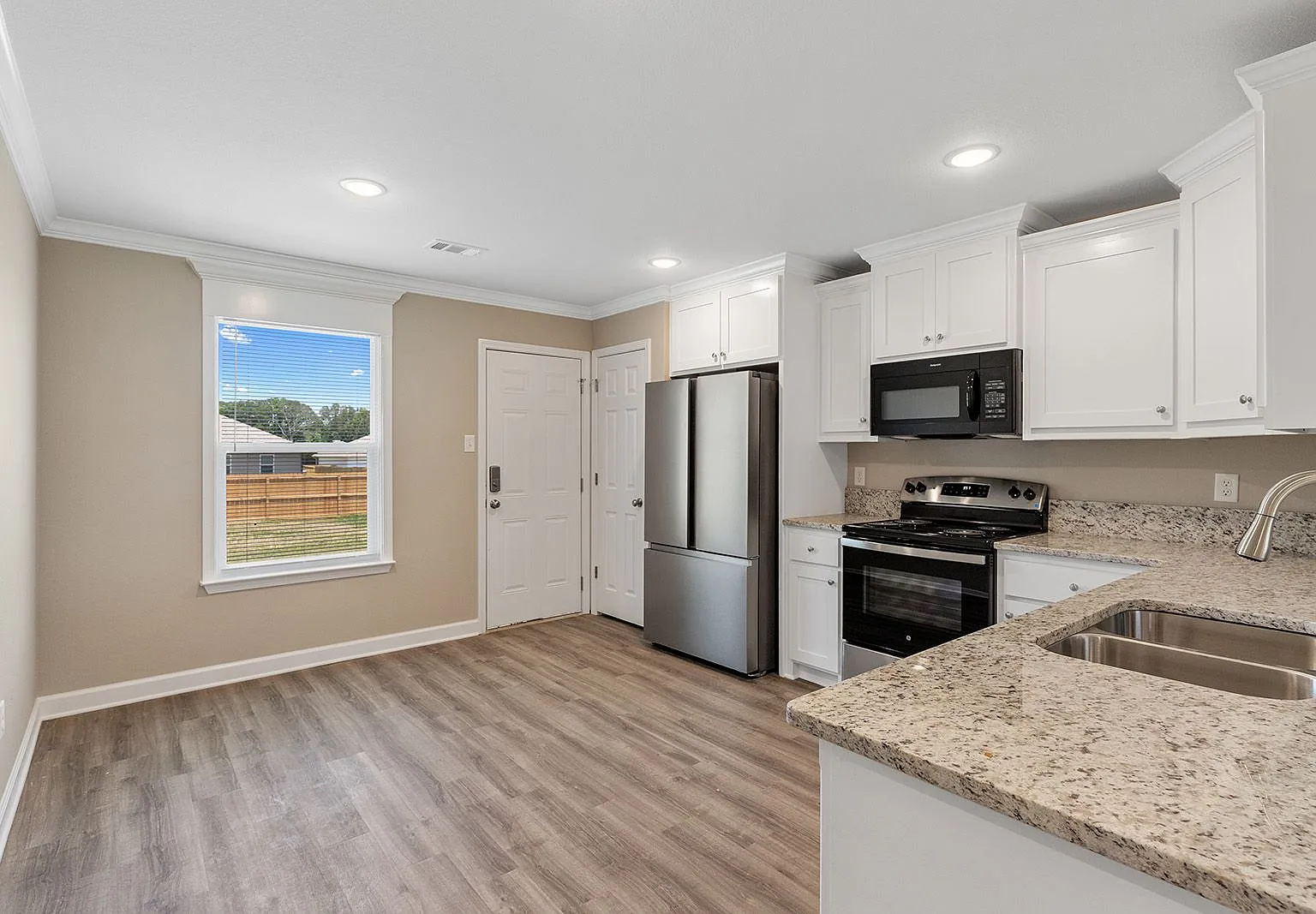 504 Reba Ln — Photo 4