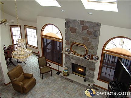 Living rm,gas fire pl. remote solar shades