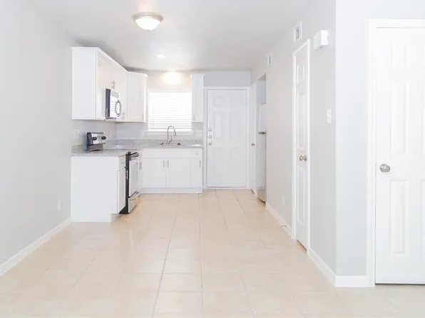2010 N Travis St, Liberty, TX 77575