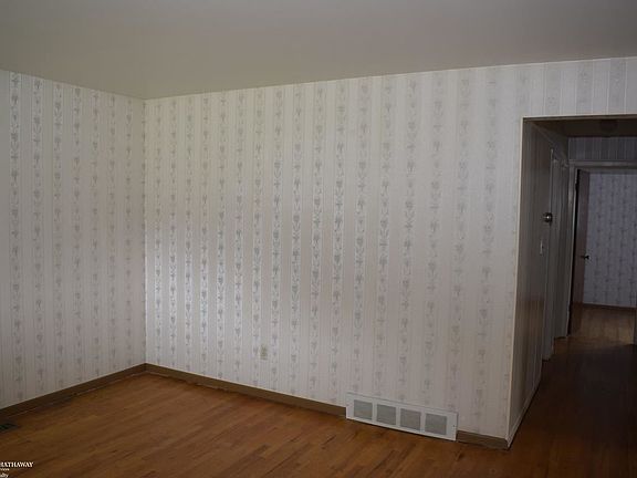 5th image of 27426 Townsend Ave