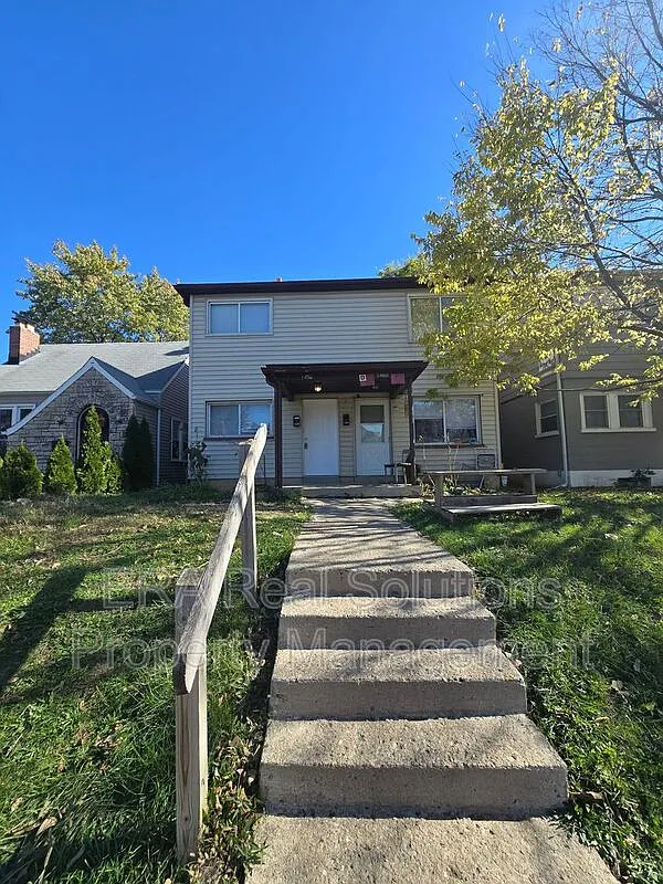 1458 Oakwood Ave photo 1