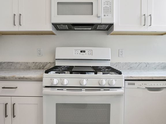 4th image of 60 Woodward St Suite B