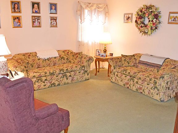 4th image of 212 Caroline Ave