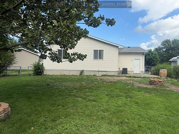 3rd image of 1228 Warren Ln
